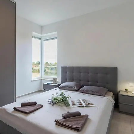 Sang Near The - Happy Apartman Pula